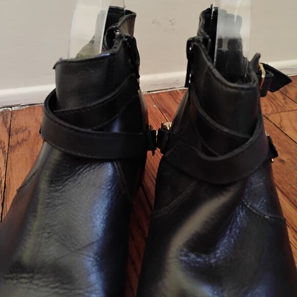 Steve Madden Ringo Black Leather Ankle Boots 8M Gold Chain Moto Biker Style - Picture 15 of 17